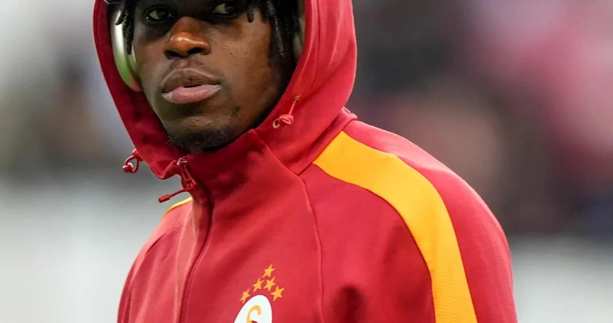 Jugador de Galatasaray con sudadera en el campo Jugador de Galatasaray con sudadera en el campo