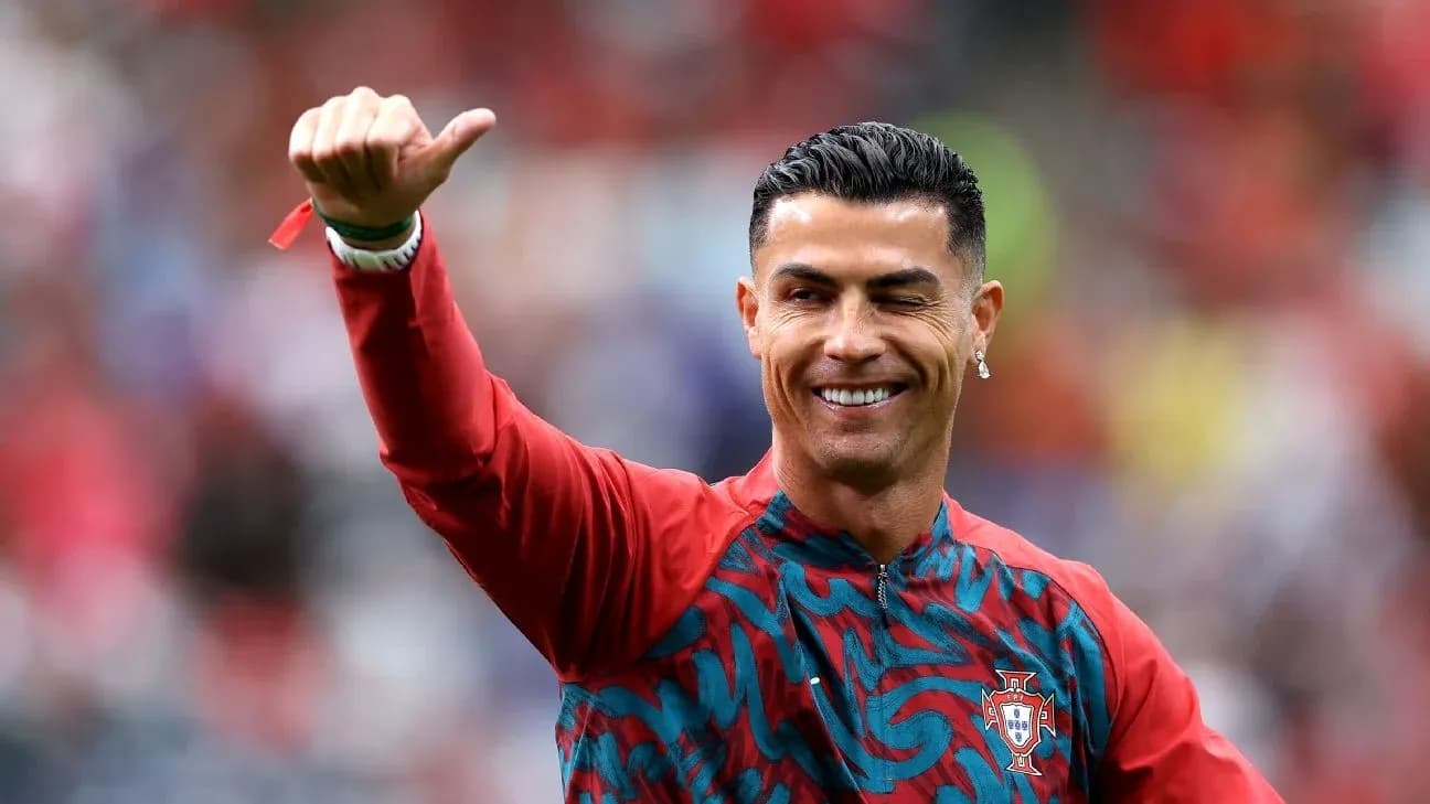 Cristiano Ronaldo saludando durante calentamiento previo Cristiano Ronaldo saludando durante calentamiento previo