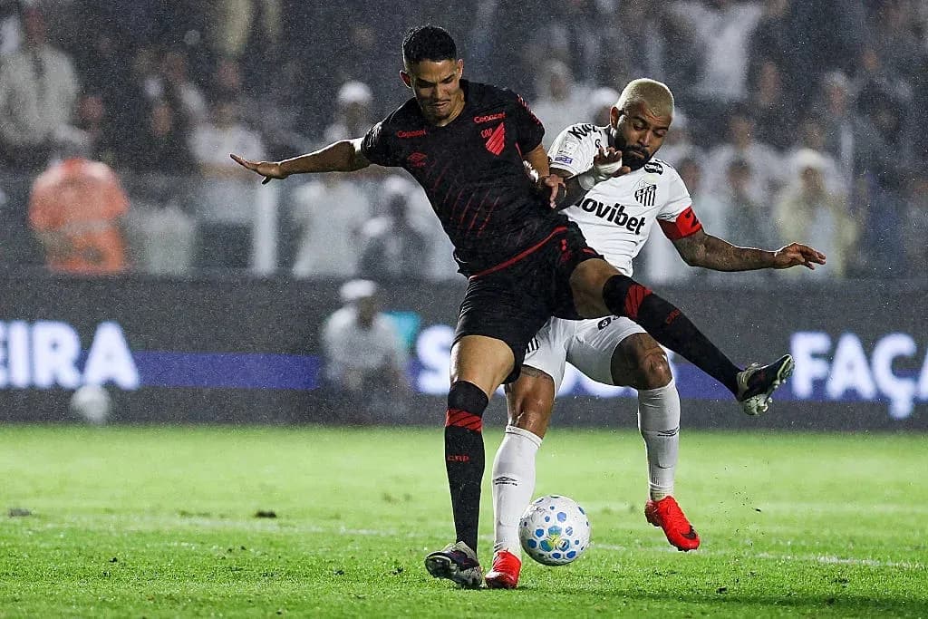 Jugador de Atlético Paranaense despejando ante Santos Jugador de Atlético Paranaense despejando ante Santos