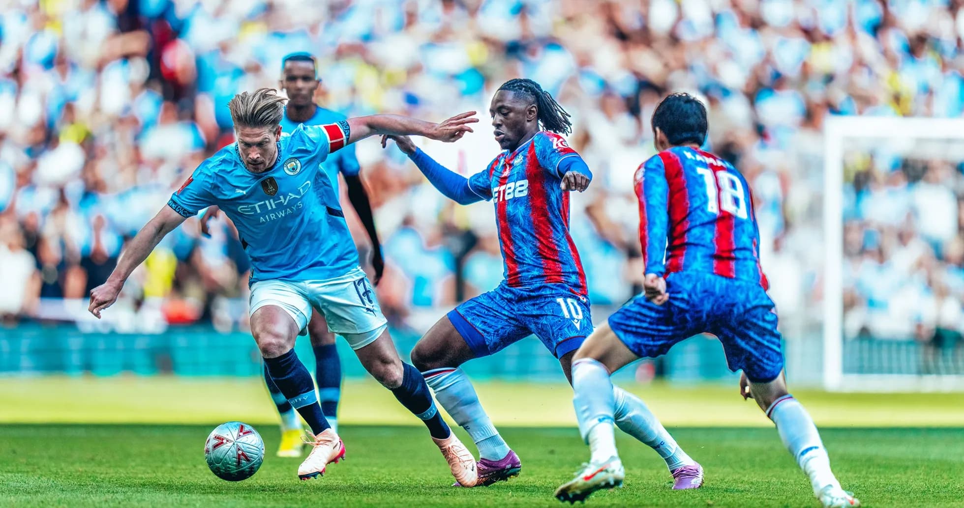 Jugador de Manchester City driblando a rivales Jugador de Manchester City driblando a rivales