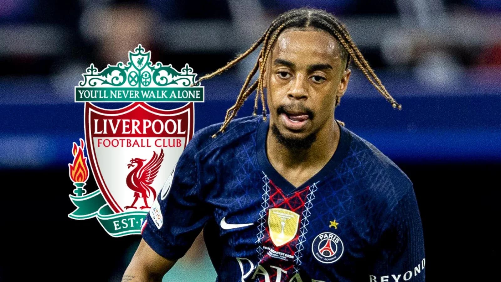 Jugador de PSG corriendo con el logo de Liverpool Jugador de PSG corriendo con el logo de Liverpool