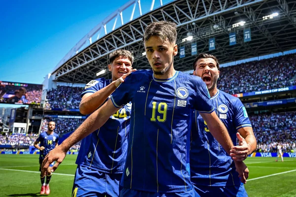 Jugadores de Bosnia celebrando un gol en el partido Jugadores de Bosnia celebrando un gol en el partido