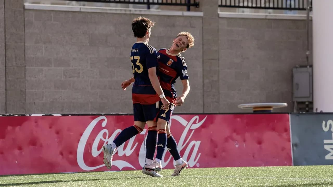 Dos jugadores celebrando un gol en el partido Dos jugadores celebrando un gol en el partido