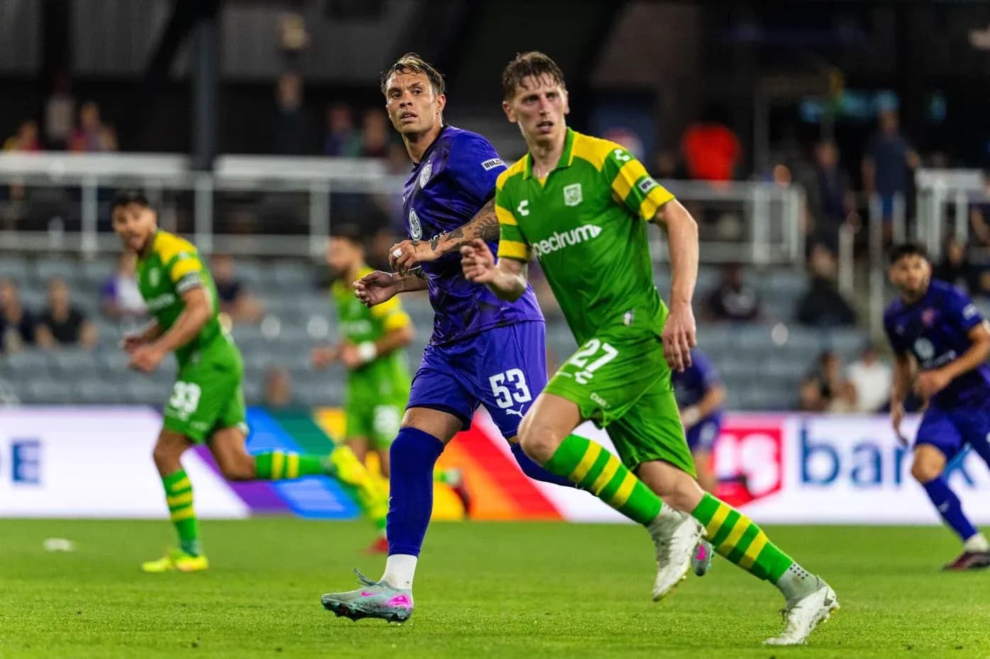 Jugadores de Louisville City y Tampa Bay Rowdies en acción Jugadores de Louisville City y Tampa Bay Rowdies en acción