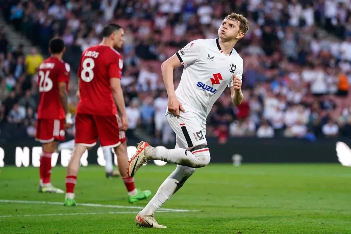 Jugador de MK Dons celebrando un gol durante el partido Jugador de MK Dons celebrando un gol durante el partido