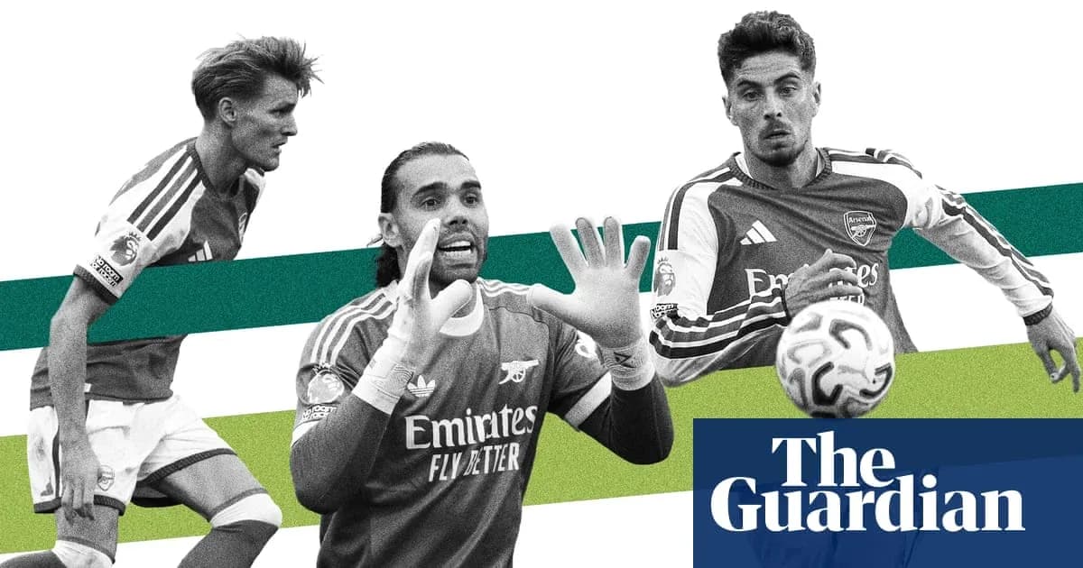 Tres jugadores de Arsenal en acción durante el partido Tres jugadores de Arsenal en acción durante el partido