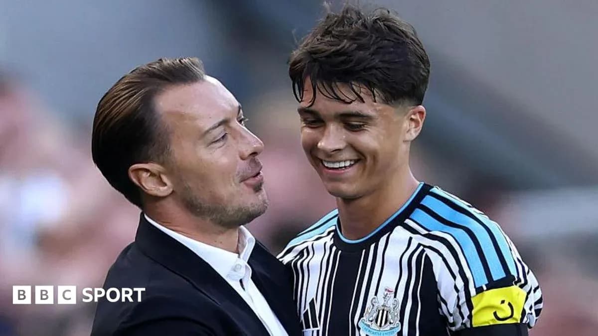 Entrenador y jugador sonriendo en el campo Entrenador y jugador sonriendo en el campo