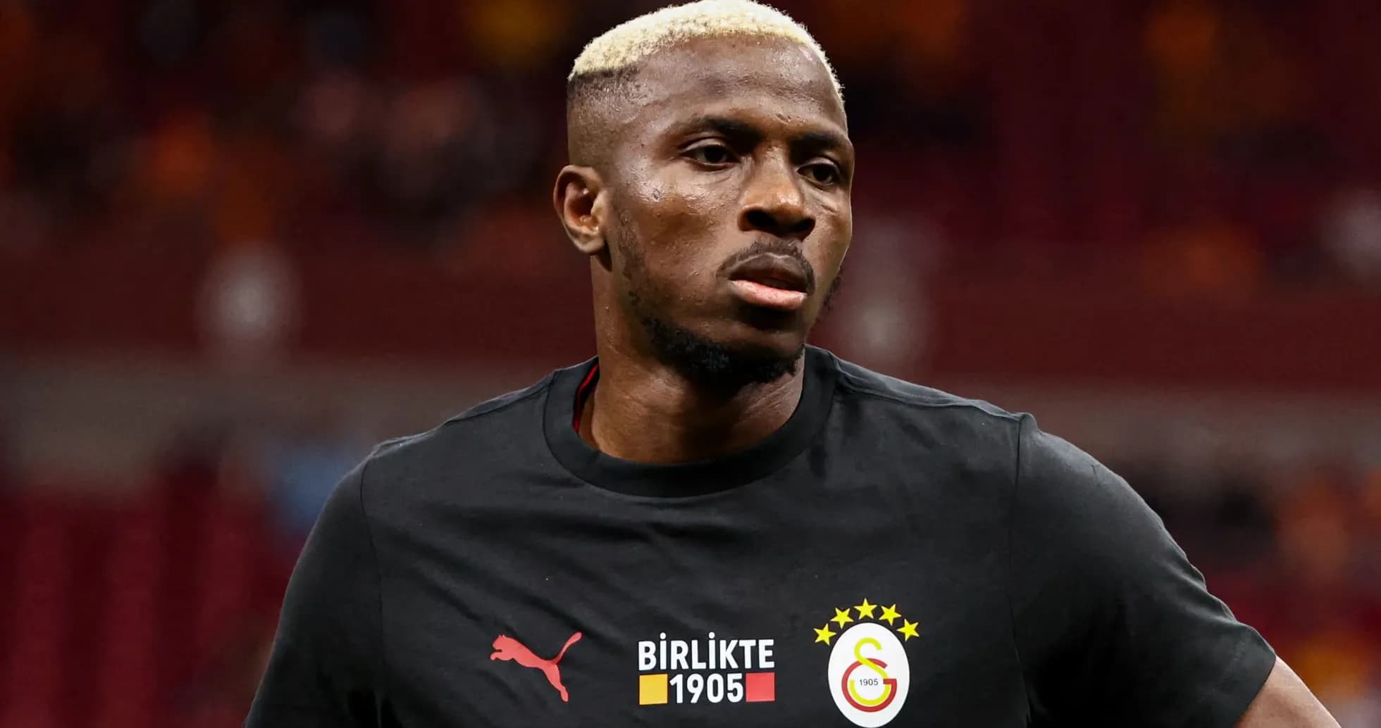 Jugador de Galatasaray en calentamiento antes del partido Jugador de Galatasaray en calentamiento antes del partido