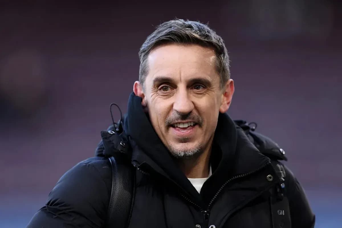 Hombre sonriendo con abrigo negro en estadio Hombre sonriendo con abrigo negro en estadio