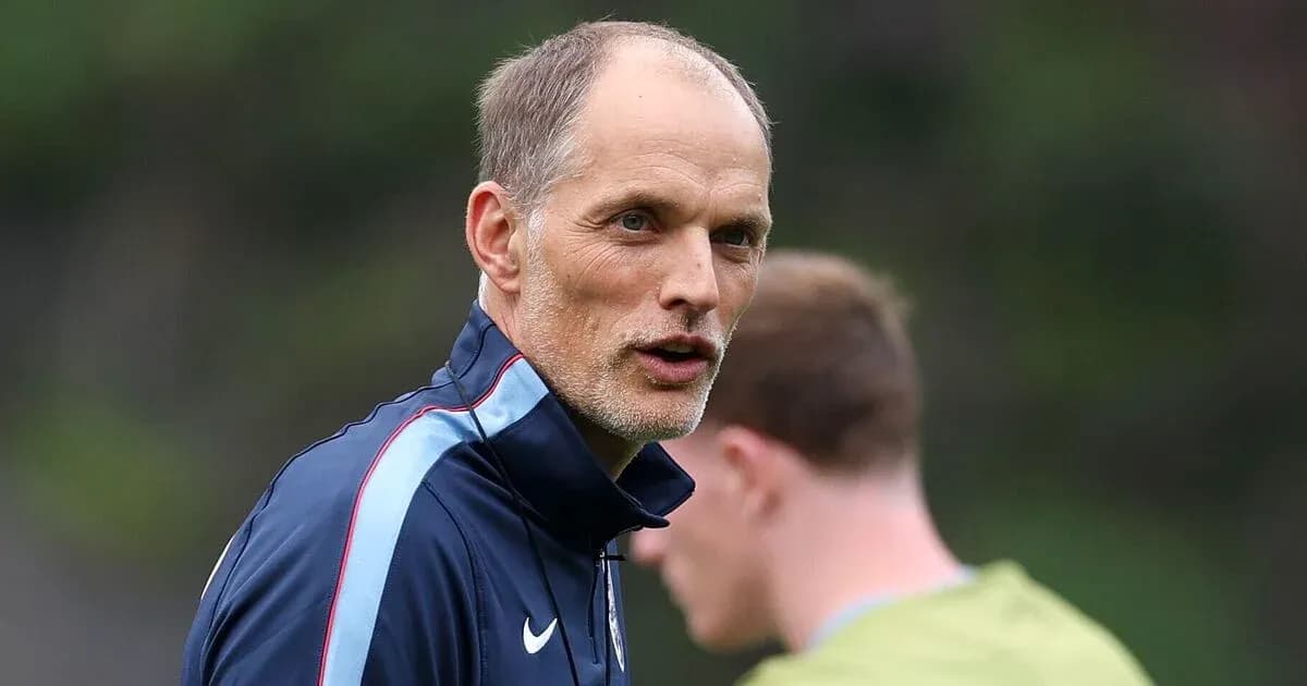 Entrenador dirigiendo a jugadores en entrenamiento Entrenador dirigiendo a jugadores en entrenamiento