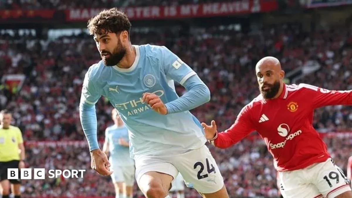 Jugador de Manchester City corriendo con el balón Jugador de Manchester City corriendo con el balón