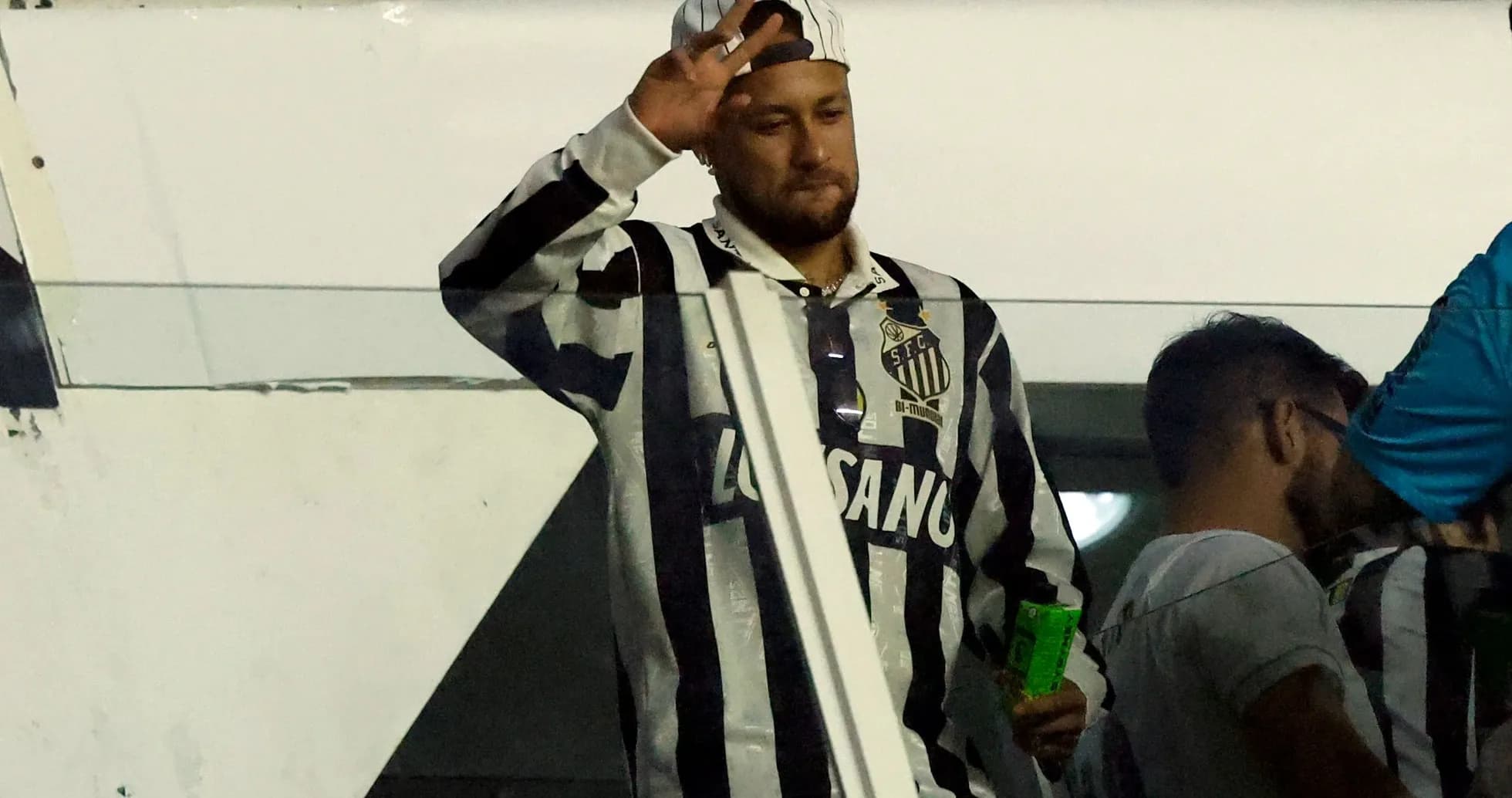 Jugador saludando en el estadio con camiseta de Santos Jugador saludando en el estadio con camiseta de Santos