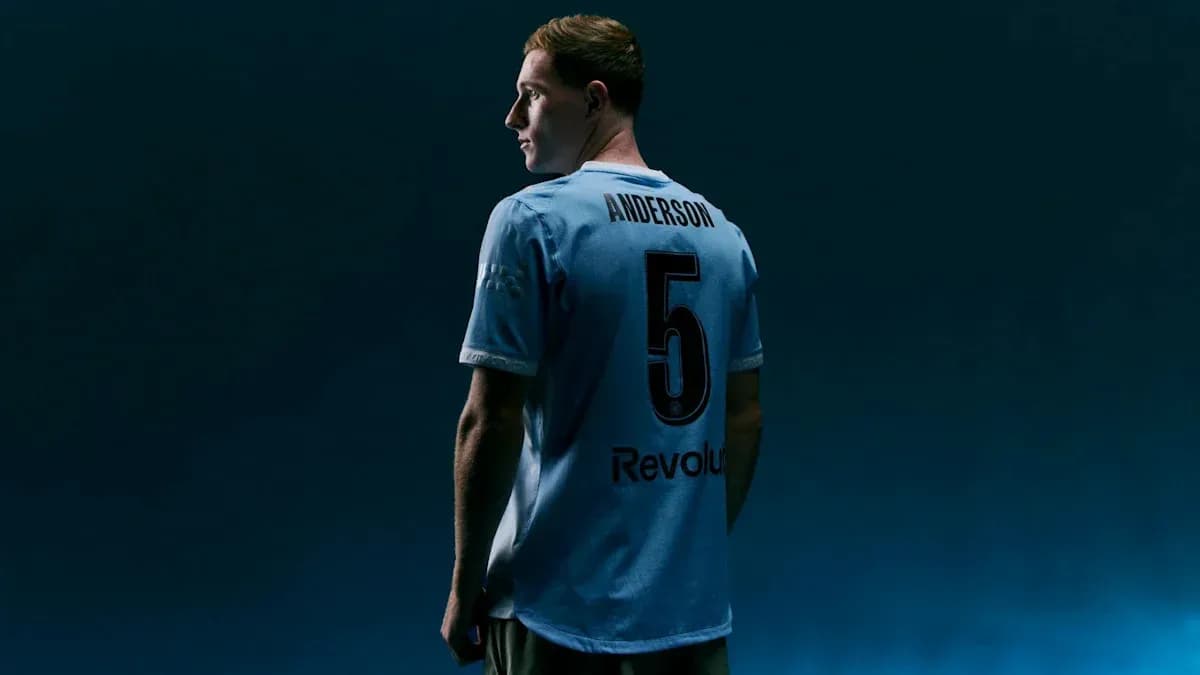 Jugador con camiseta azul y número 5 de espaldas Jugador con camiseta azul y número 5 de espaldas