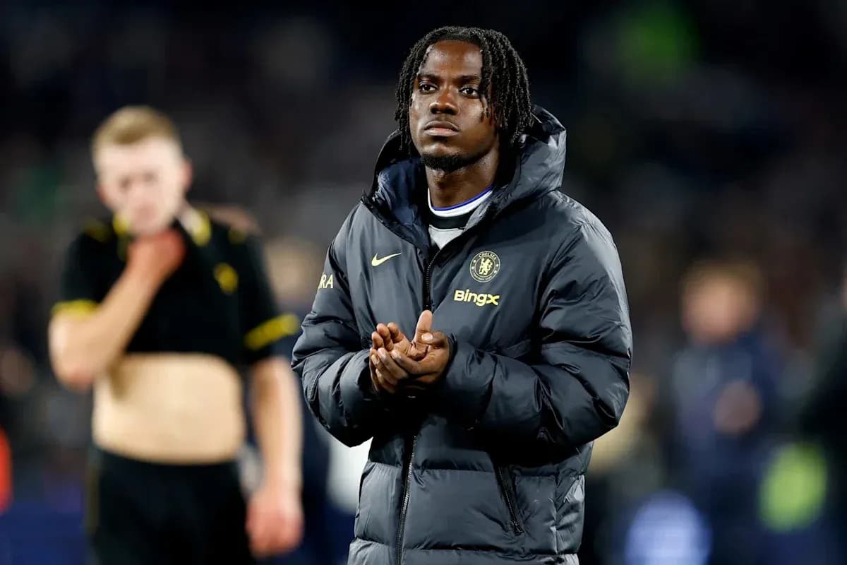 Jugador de Chelsea aplaudiendo tras el partido Jugador de Chelsea aplaudiendo tras el partido