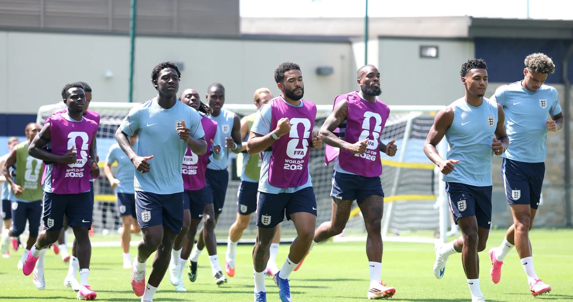 Jugadores de Inglaterra corriendo en entrenamiento Jugadores de Inglaterra corriendo en entrenamiento