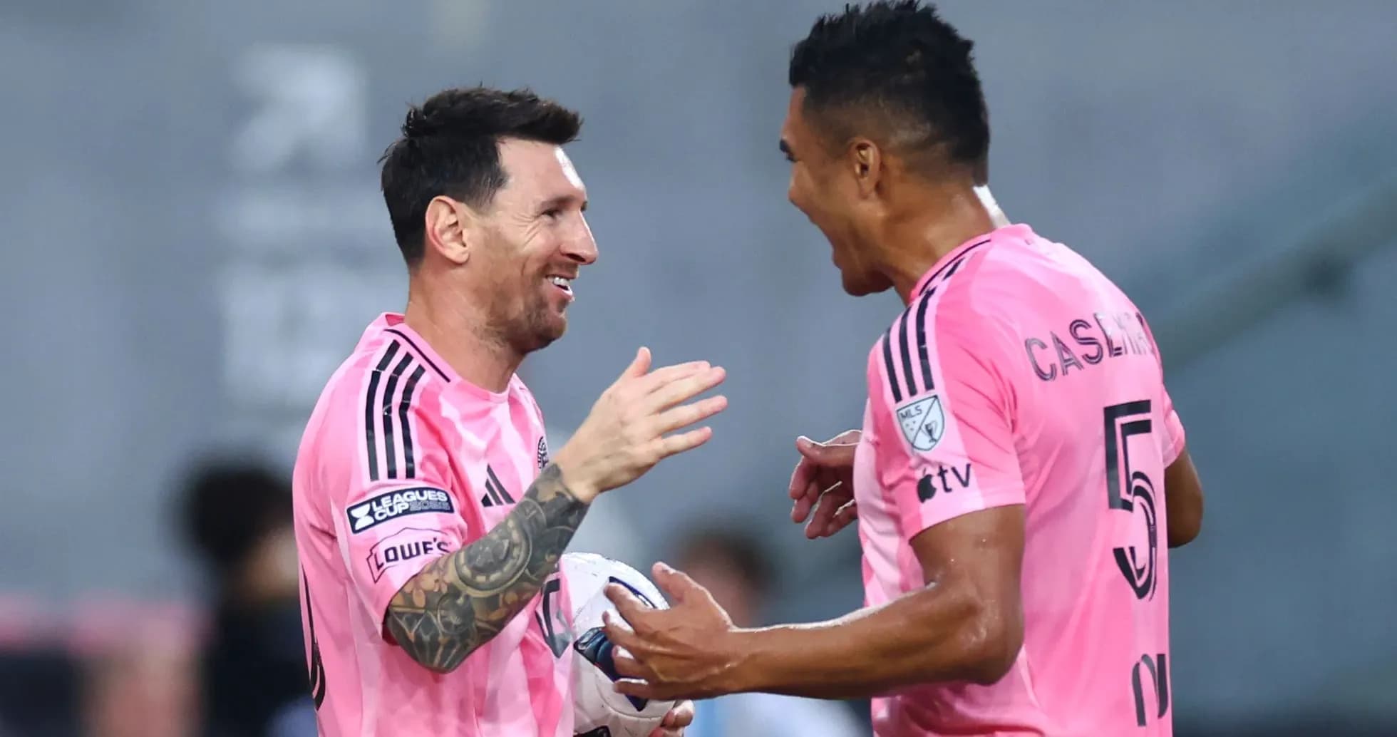 Lionel Messi y compañero celebrando durante el partido Lionel Messi y compañero celebrando durante el partido
