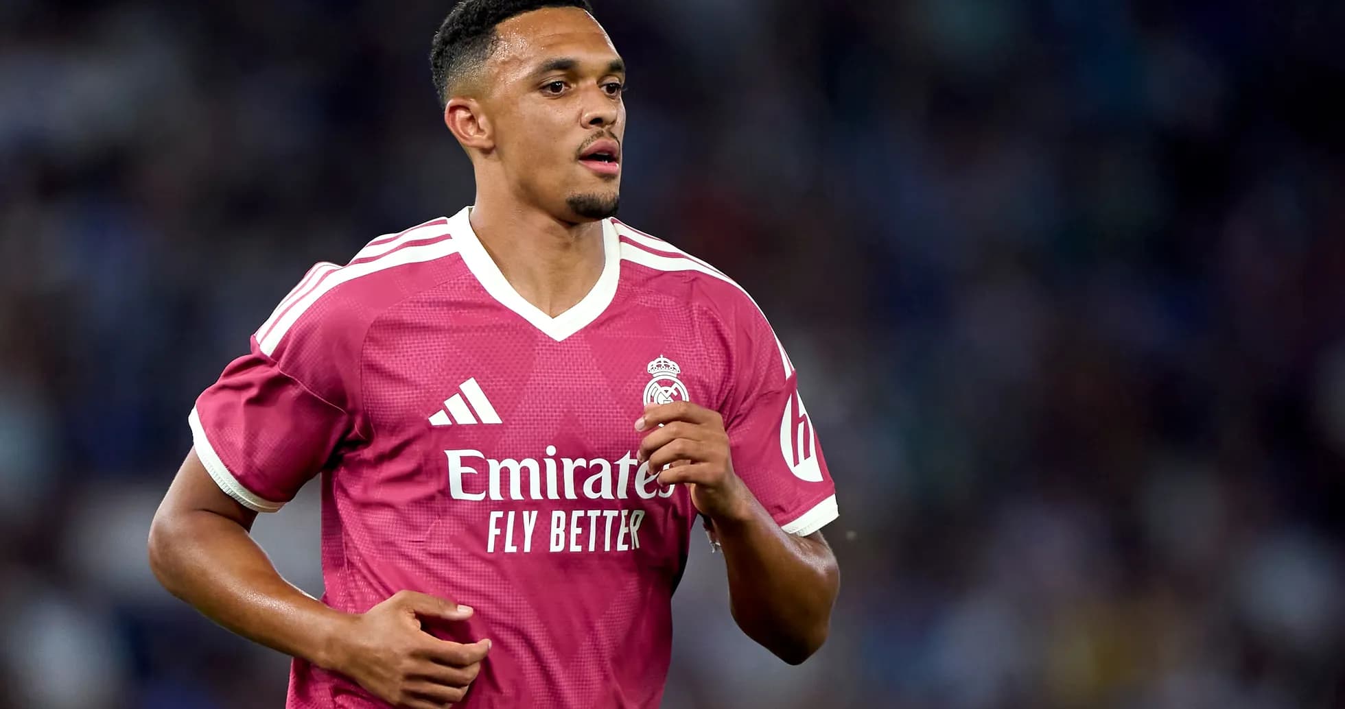 Jugador de Real Madrid corriendo en camiseta rosa Jugador de Real Madrid corriendo en camiseta rosa