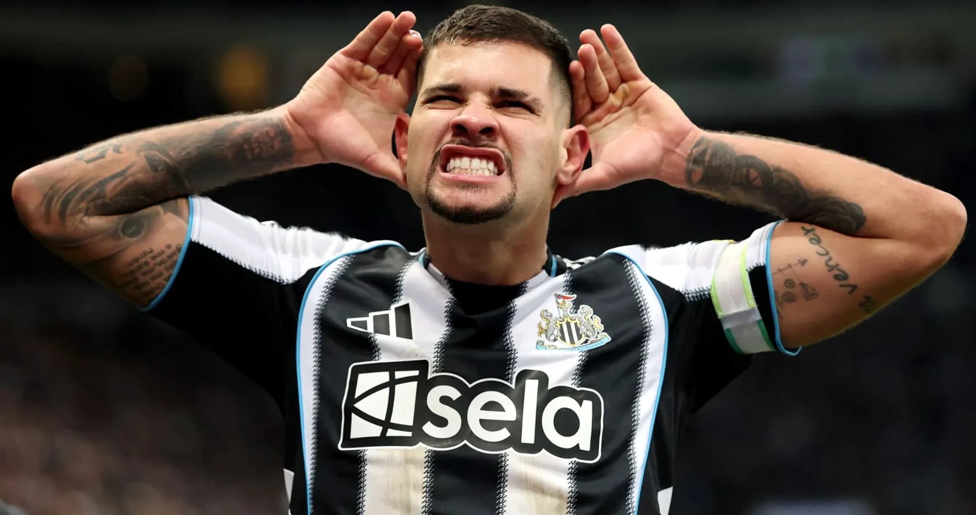 Jugador de Newcastle haciendo gesto hacia la afición Jugador de Newcastle haciendo gesto hacia la afición