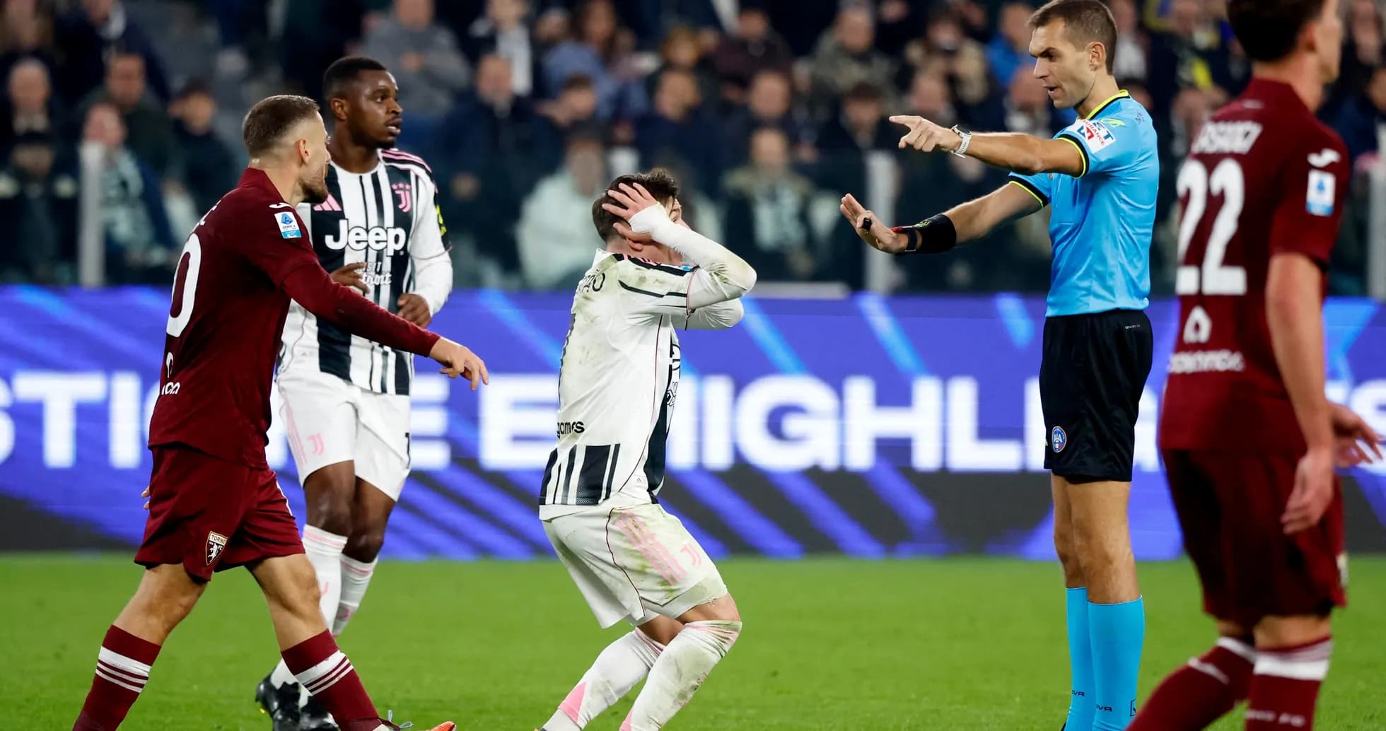 Jugadores de Torino y Juventus discutiendo con el árbitro Jugadores de Torino y Juventus discutiendo con el árbitro