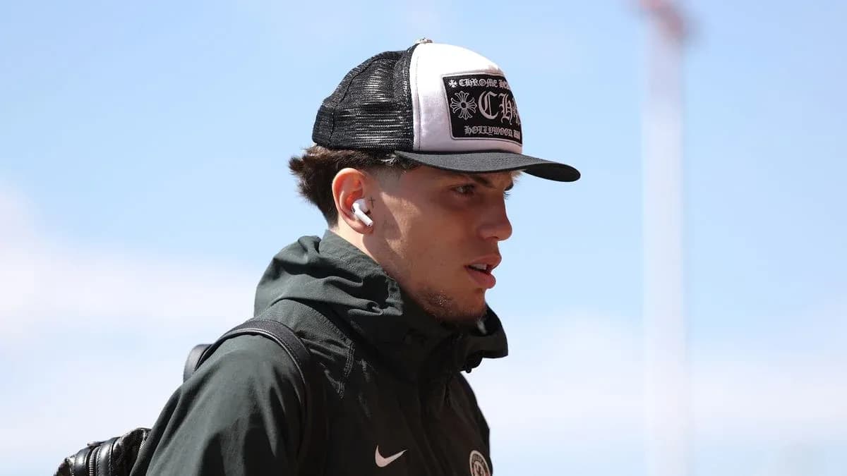 Jugador con gorra caminando hacia el estadio Jugador con gorra caminando hacia el estadio