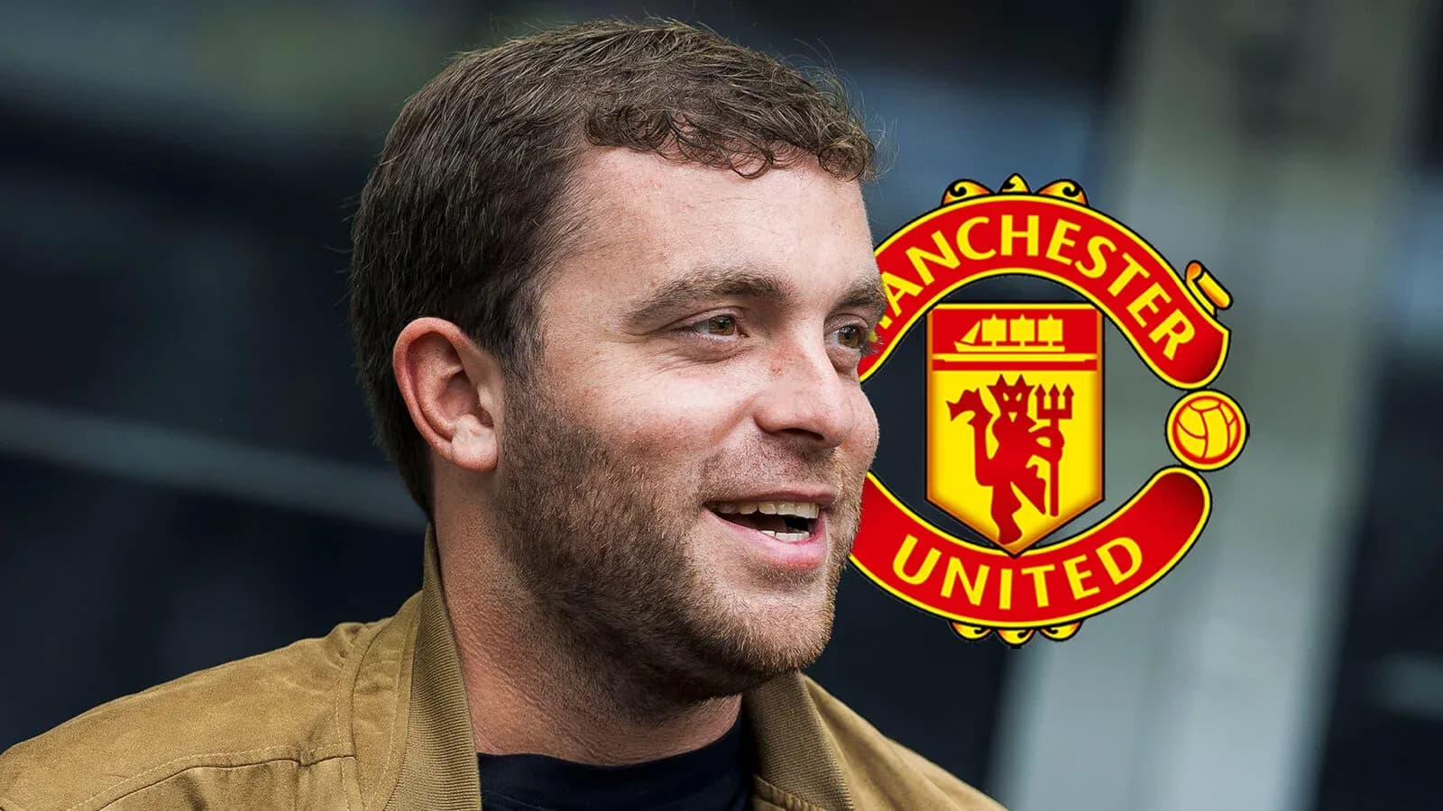 Hombre sonriendo con logo de Manchester United de fondo Hombre sonriendo con logo de Manchester United de fondo