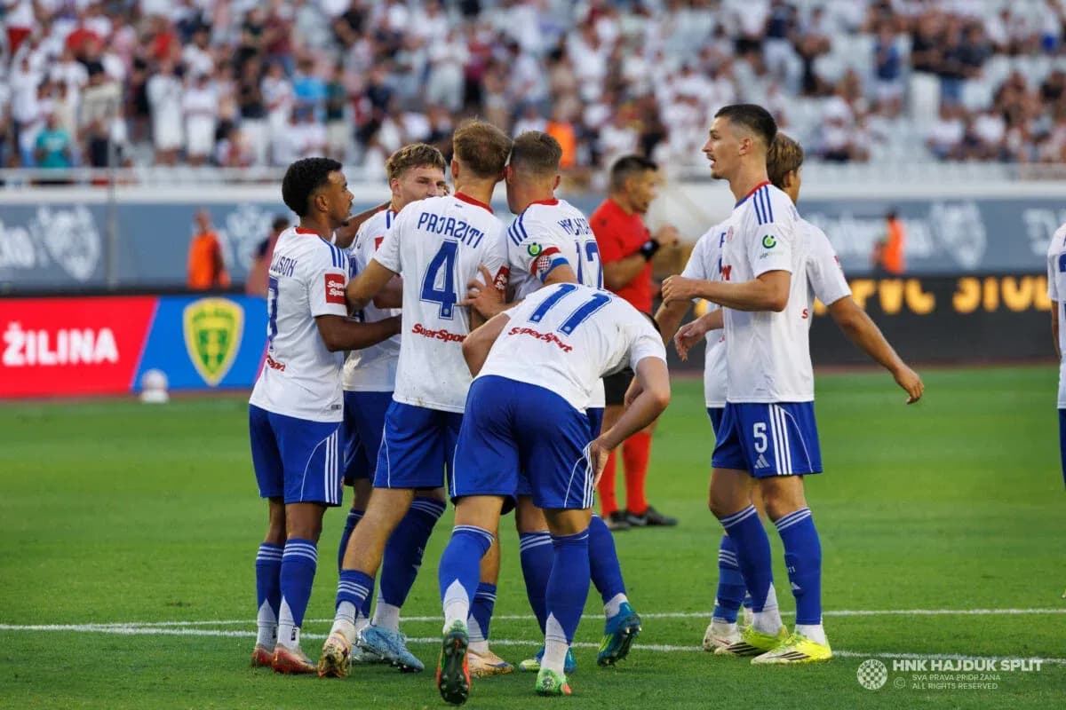 Jugadores de Hajduk Split celebrando un gol Jugadores de Hajduk Split celebrando un gol