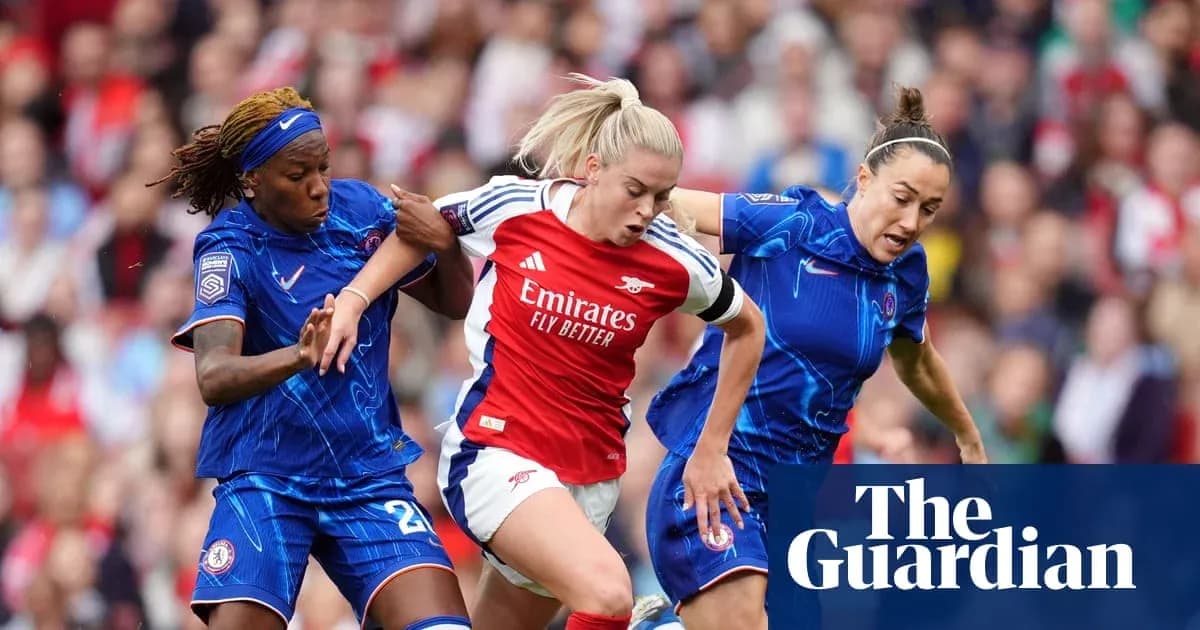 Jugadora de Arsenal rodeada por dos defensoras de Chelsea Jugadora de Arsenal rodeada por dos defensoras de Chelsea