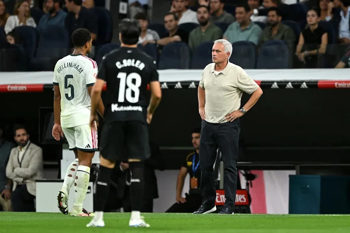 Bellingham y Soler en el campo con Mourinho observando Bellingham y Soler en el campo con Mourinho observando