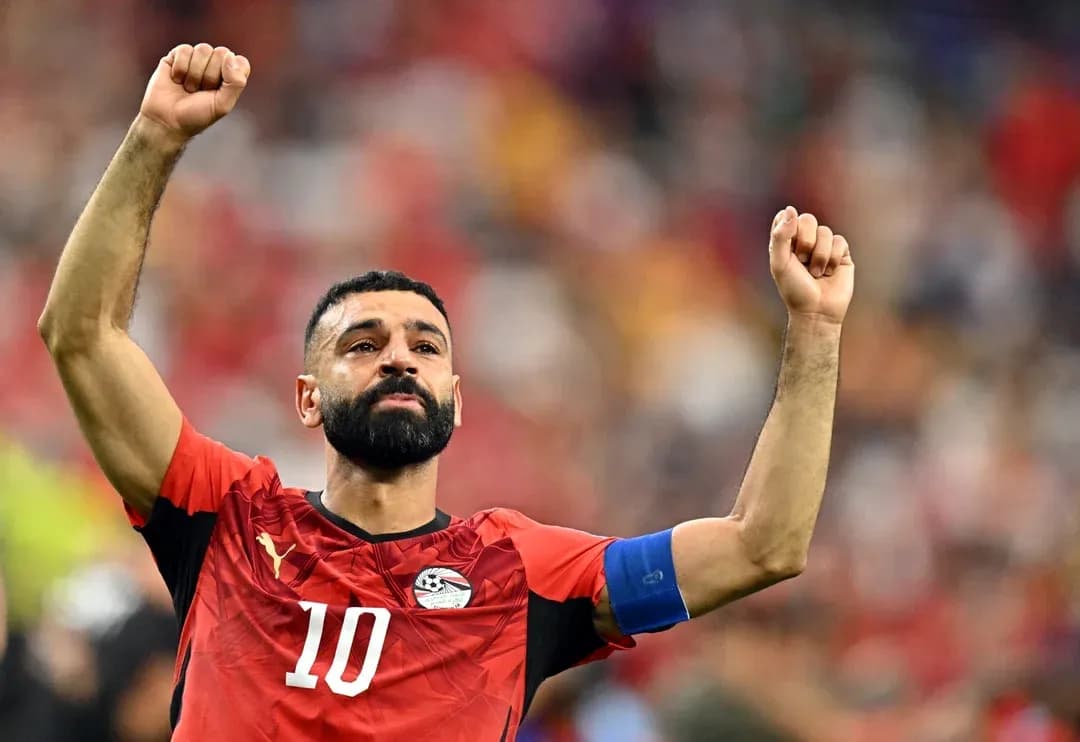 Jugador de Egipto levantando el puño en celebración Jugador de Egipto levantando el puño en celebración