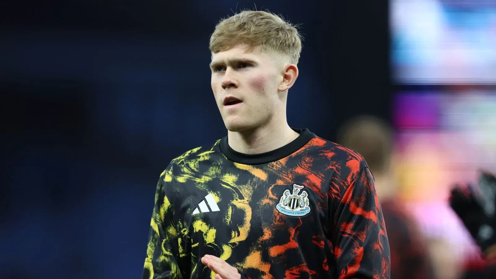 Jugador de Newcastle United en camiseta de calentamiento Jugador de Newcastle United en camiseta de calentamiento