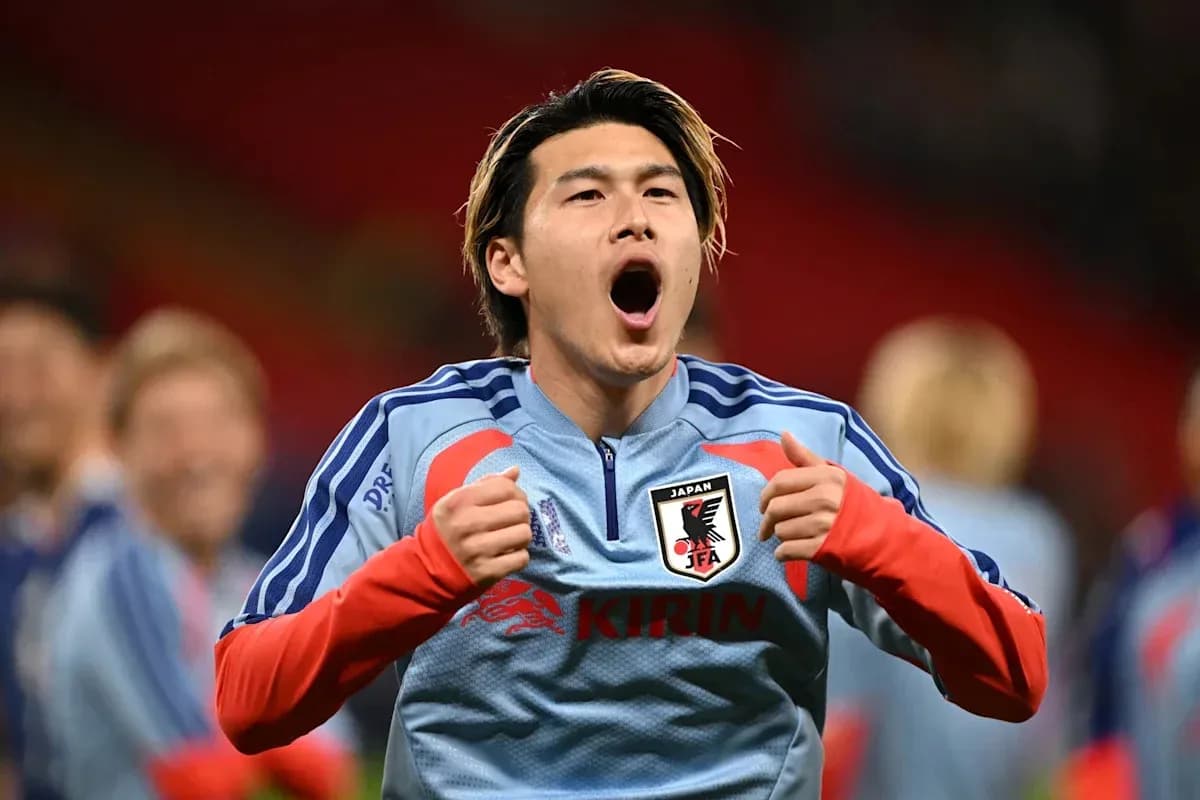 Jugador de Japón celebrando en el campo de fútbol Jugador de Japón celebrando en el campo de fútbol