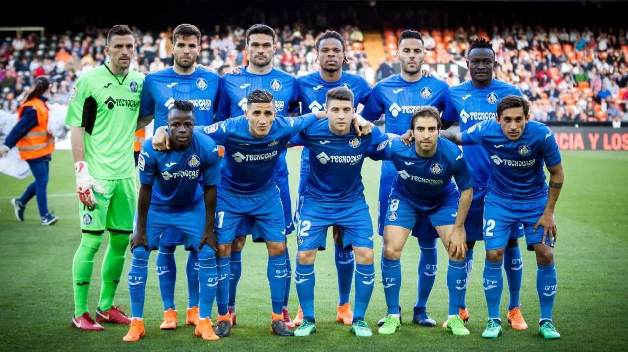 Equipo de Getafe posando en el estadio Equipo de Getafe posando en el estadio