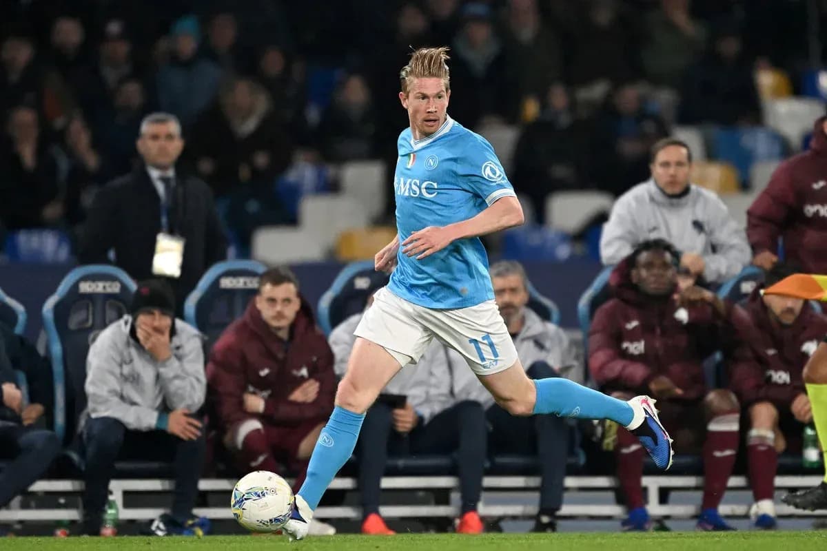 Jugador de Napoli corriendo con el balón durante el partido Jugador de Napoli corriendo con el balón durante el partido