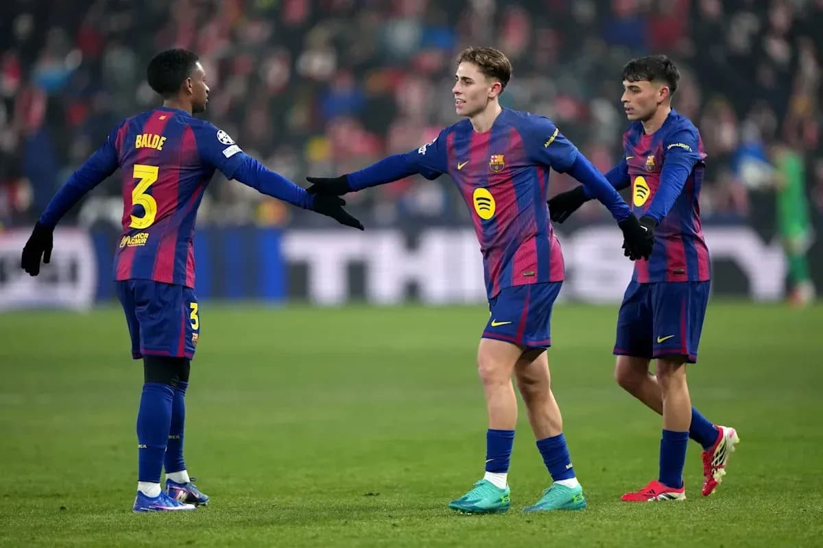 Jugadores del FC Barcelona saludándose en el campo Jugadores del FC Barcelona saludándose en el campo