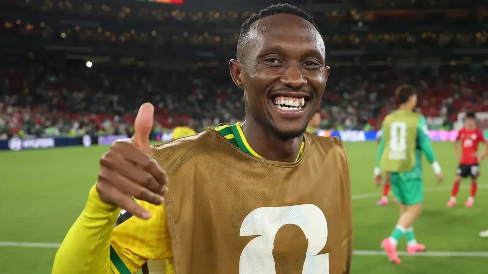 Jugador sonriente mostrando el pulgar hacia arriba Jugador sonriente mostrando el pulgar hacia arriba