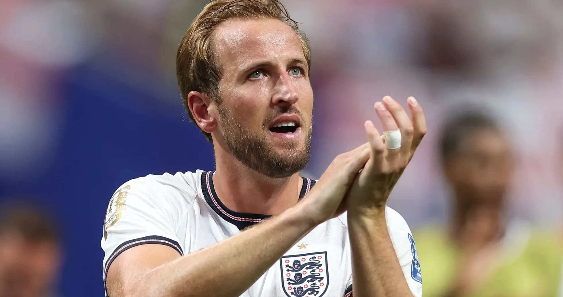Jugador aplaudiendo durante partido con camiseta de Inglaterra Jugador aplaudiendo durante partido con camiseta de Inglaterra