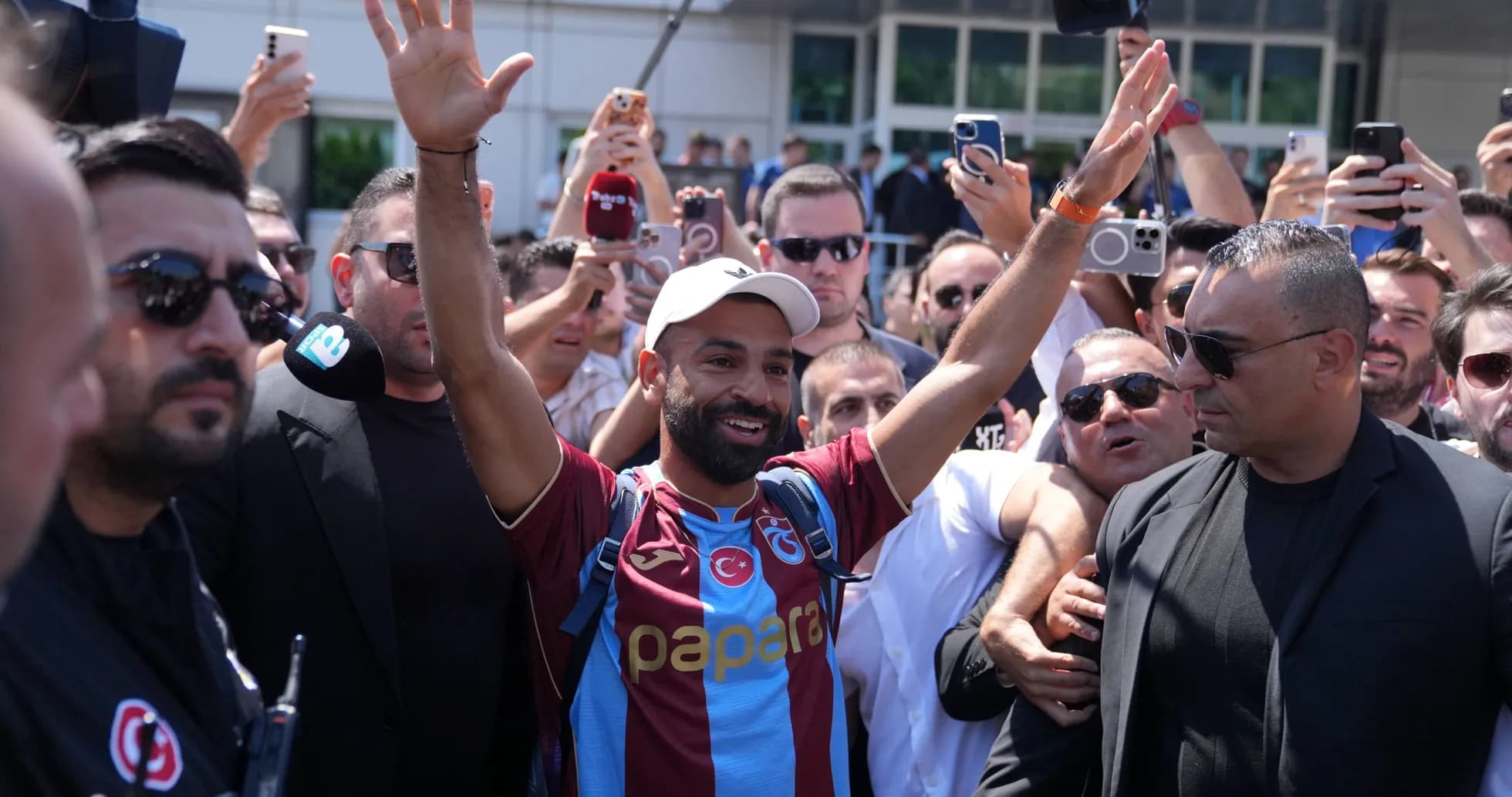 Jugador saluda a la multitud en evento deportivo Jugador saluda a la multitud en evento deportivo