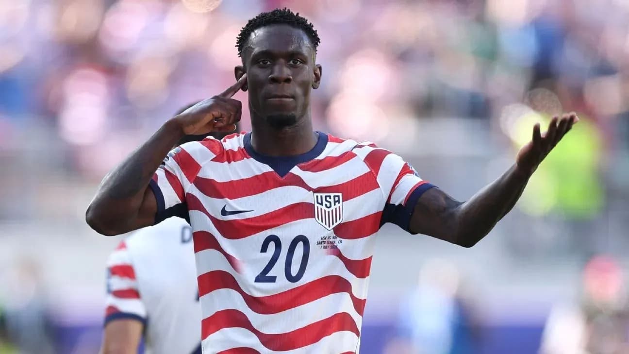 Jugador de Estados Unidos señalando durante el partido Jugador de Estados Unidos señalando durante el partido