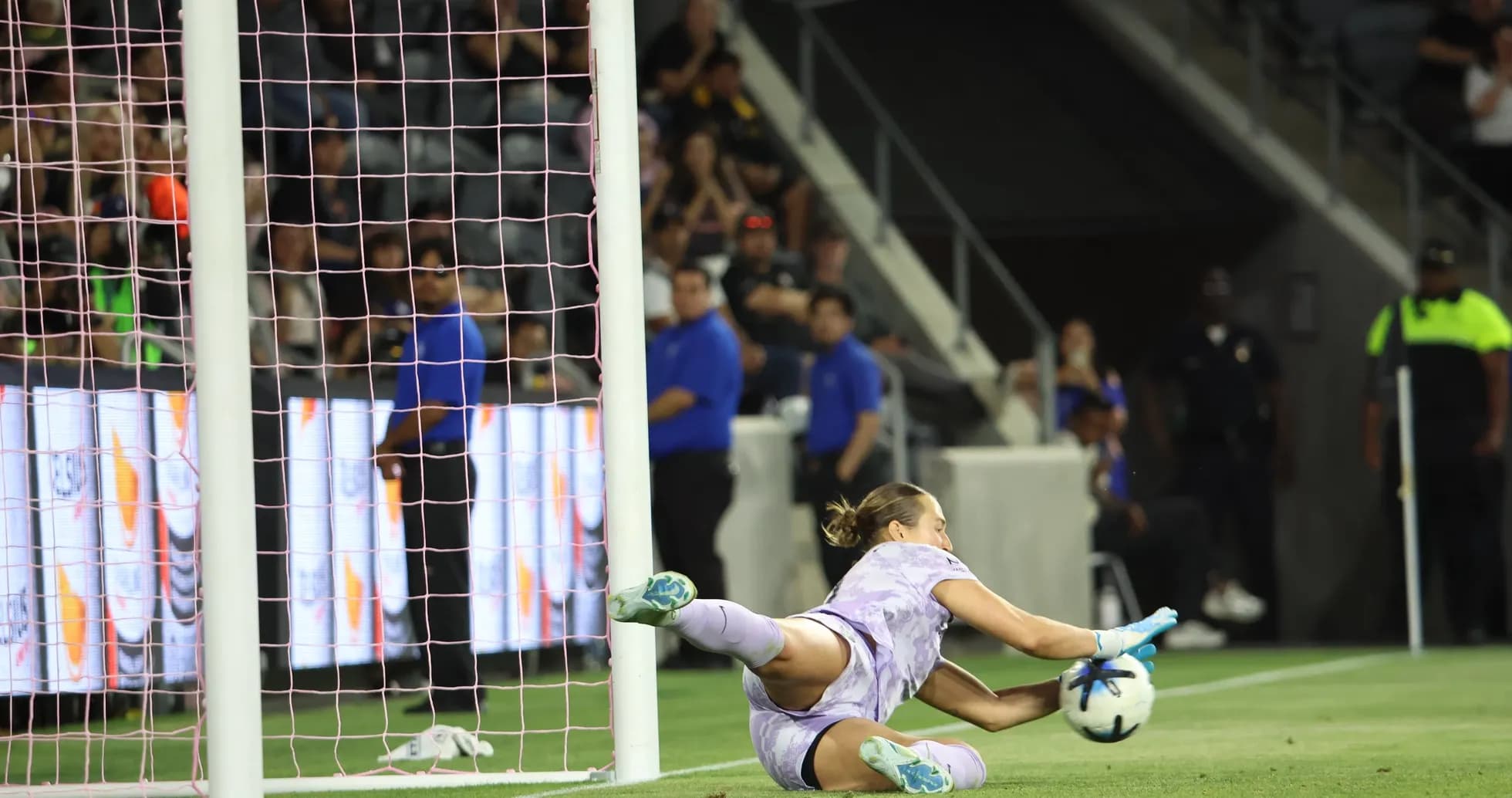 Portera atrapando el balón en el partido Portera atrapando el balón en el partido