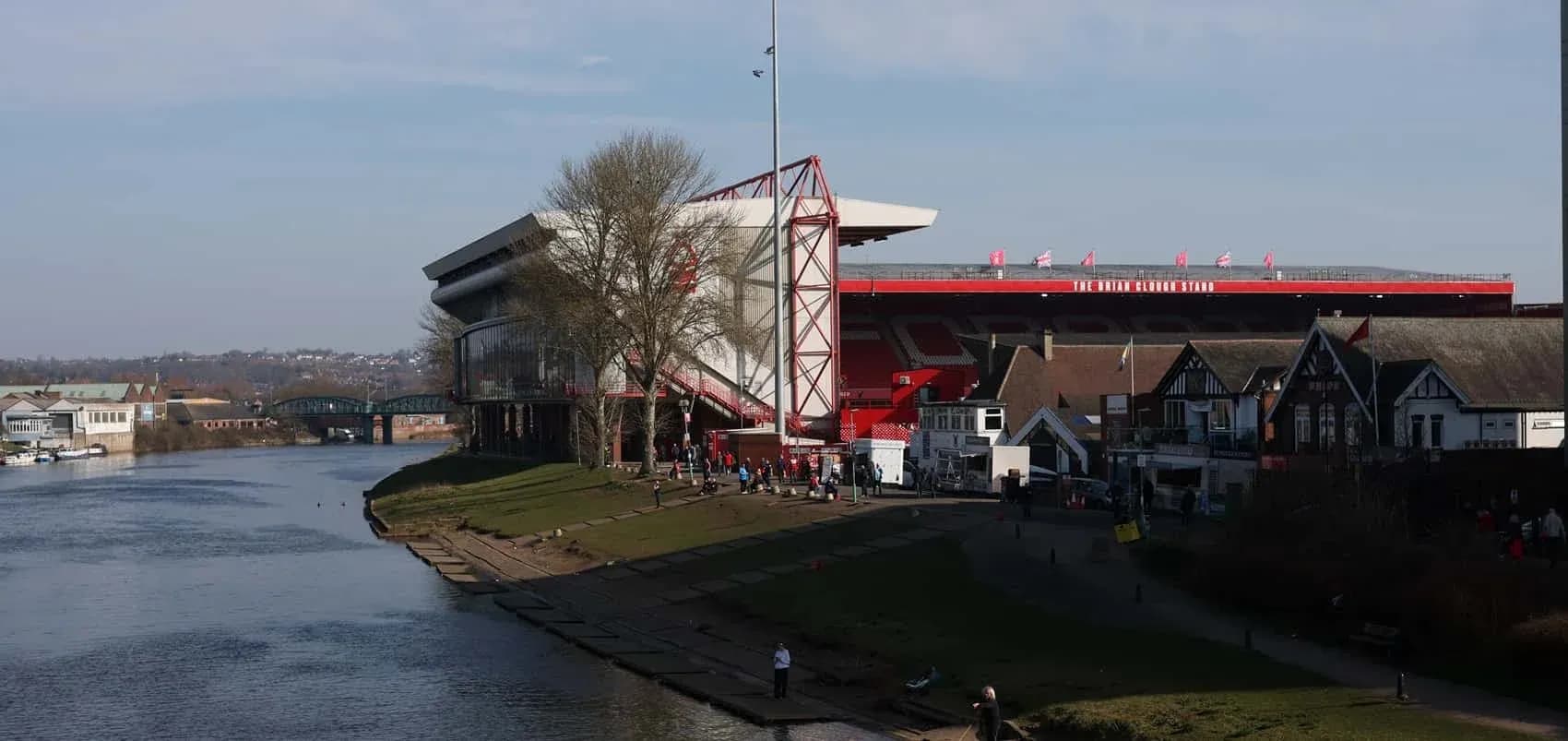 Estadio The City Ground junto al río y edificios Estadio The City Ground junto al río y edificios
