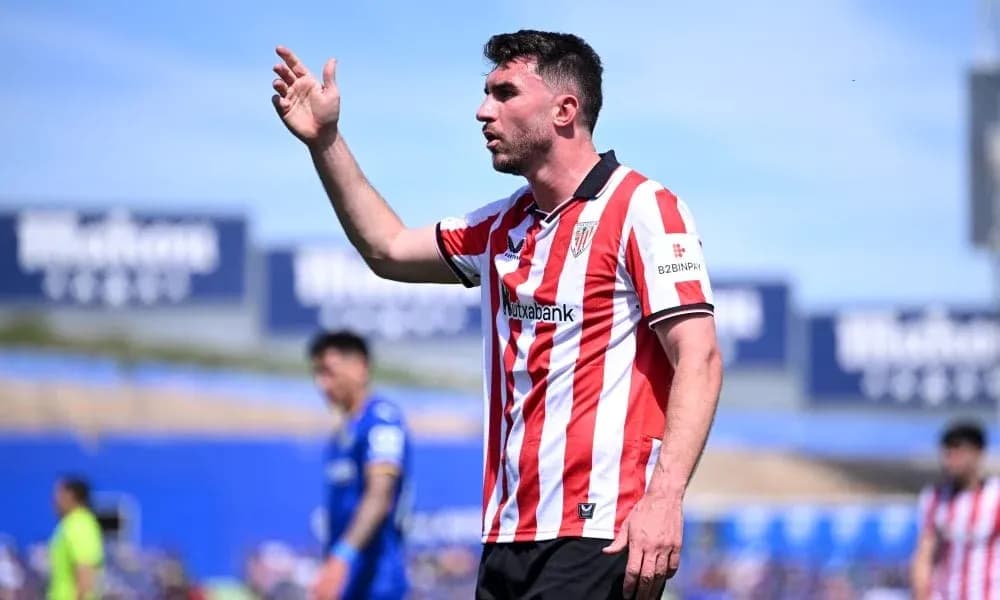 Jugador de Athletic Club señalando durante el partido Jugador de Athletic Club señalando durante el partido