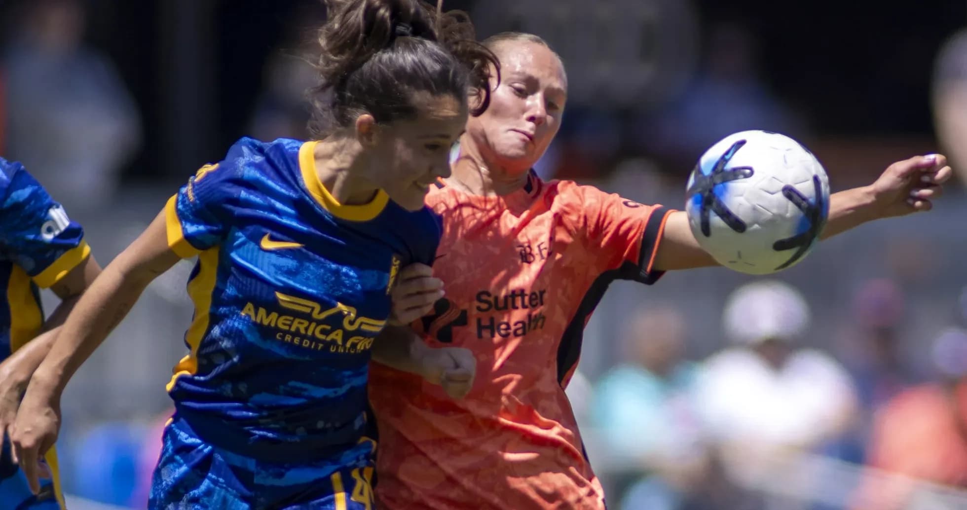 Dos jugadoras compitiendo por el balón en el partido Dos jugadoras compitiendo por el balón en el partido
