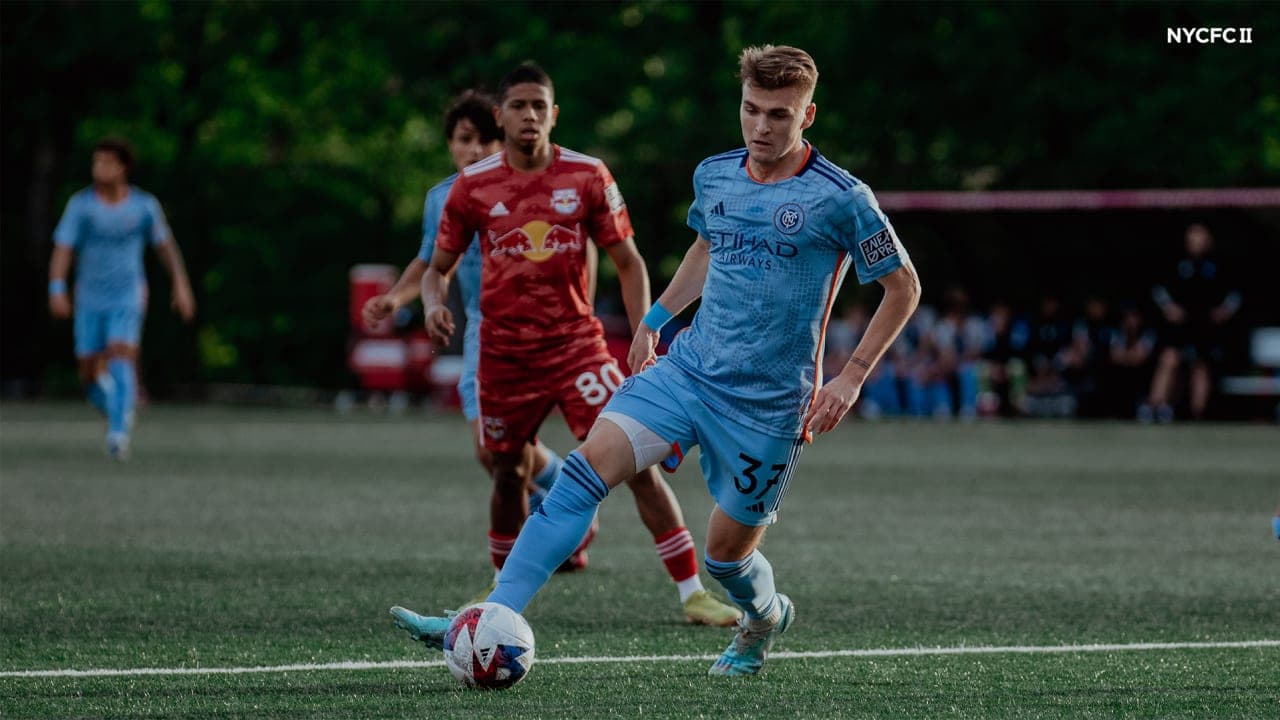 Jugador de NYCFC II en acción contra New York RB II Jugador de NYCFC II en acción contra New York RB II