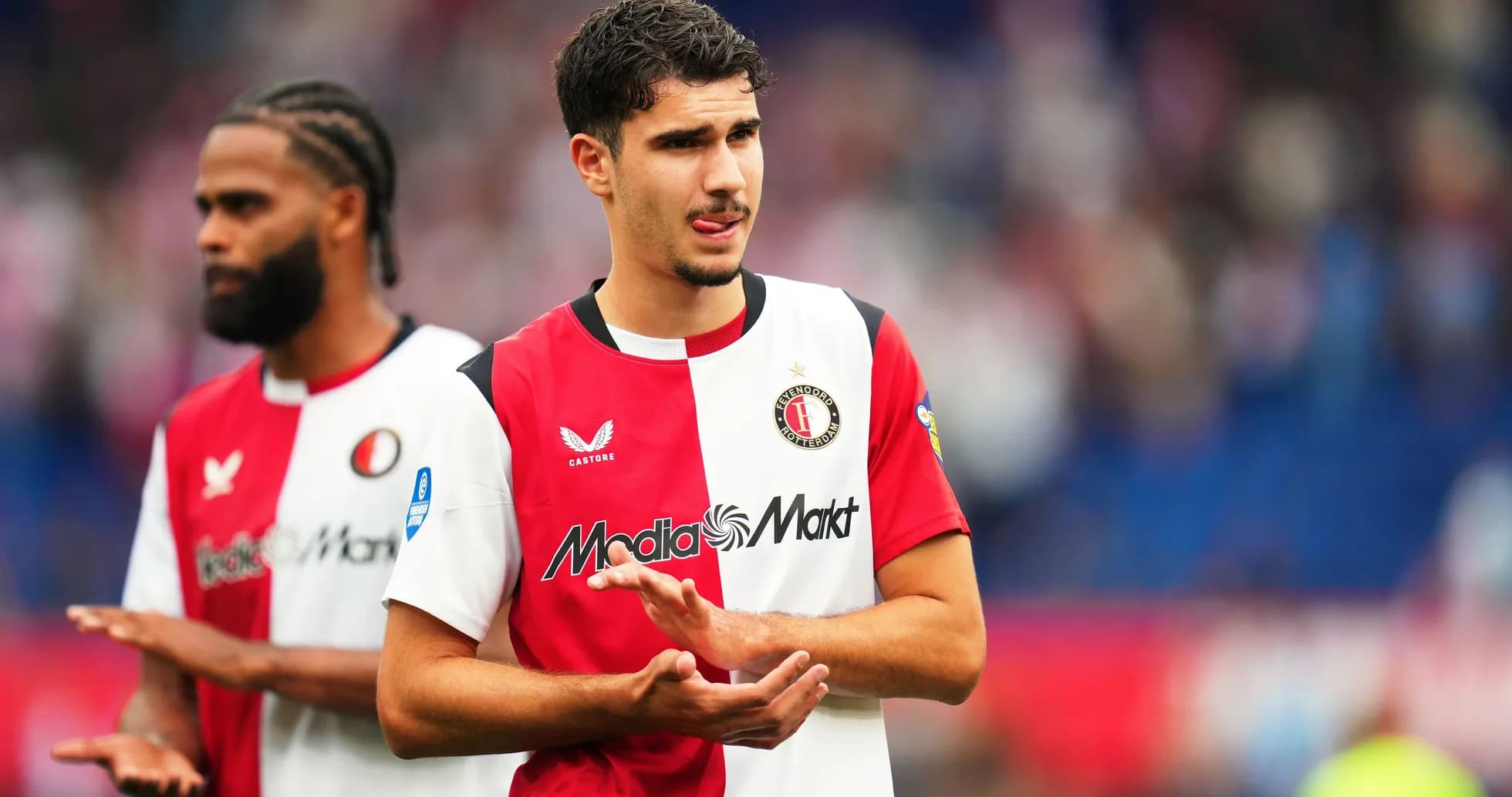 Jugador de Feyenoord en el campo durante el calentamiento Jugador de Feyenoord en el campo durante el calentamiento