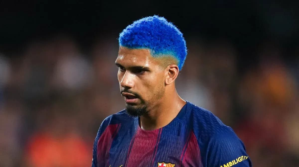 Jugador de Barcelona con cabello azul en partido Jugador de Barcelona con cabello azul en partido