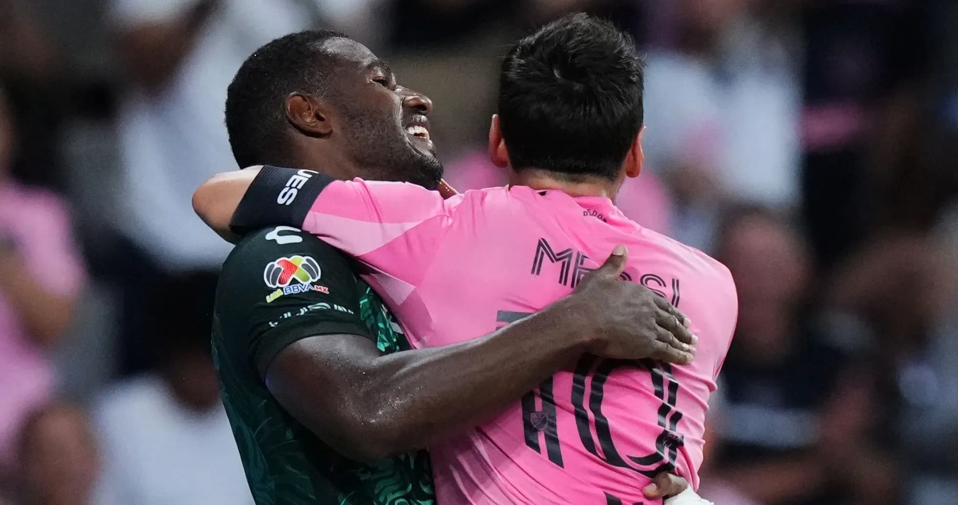 Jugadores abrazándose después de un partido de fútbol Jugadores abrazándose después de un partido de fútbol