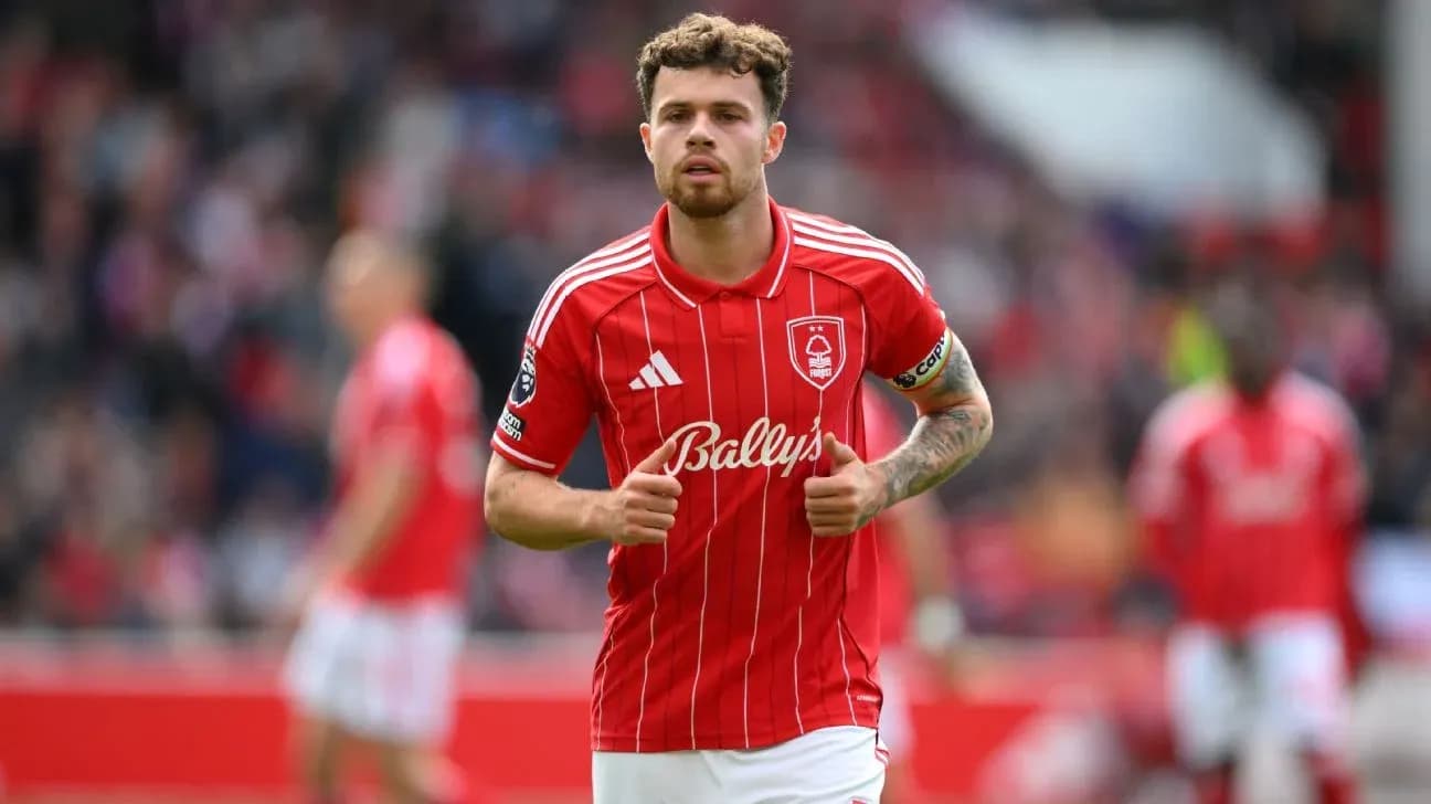 Jugador del Nottingham Forest corriendo en el campo Jugador del Nottingham Forest corriendo en el campo