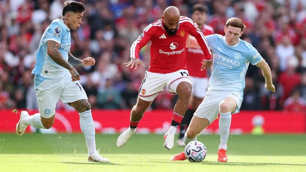 Jugadores de Manchester United y Manchester City luchando por el balón Jugadores de Manchester United y Manchester City luchando por el balón