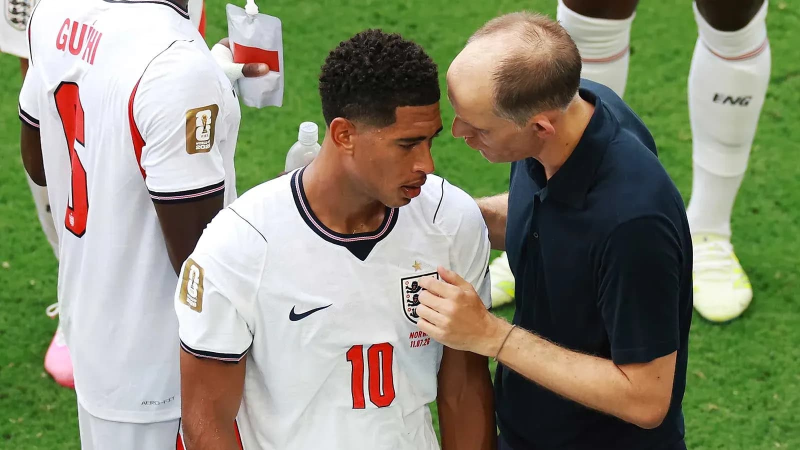Jugador de Inglaterra recibiendo instrucciones del entrenador Jugador de Inglaterra recibiendo instrucciones del entrenador