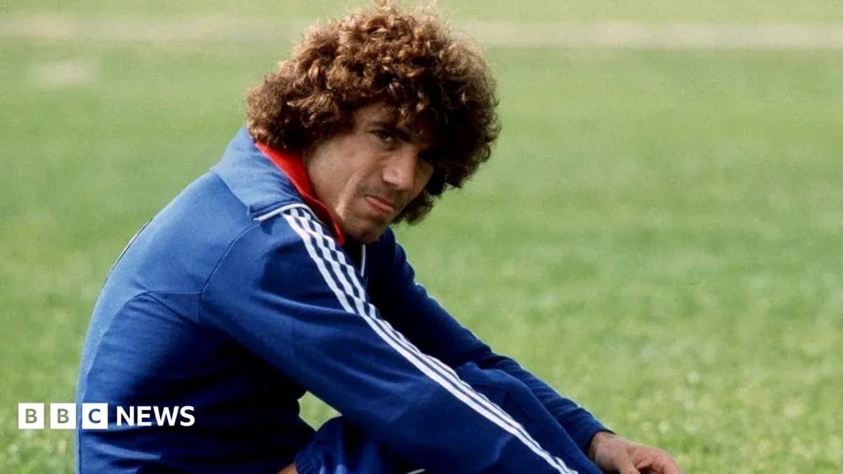 Jugador sentado en el campo durante entrenamiento Jugador sentado en el campo durante entrenamiento